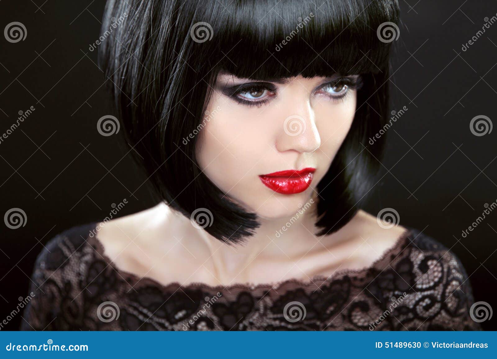 Brunette-Frau Mit Dem Schwarzen Kurzen Haar Haarschnitt Frisur Franse  Stockfoto - Bild von modern, mode: 51489630