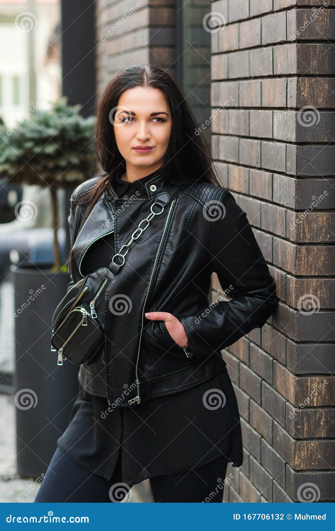 Brunette, Garota De Roupas Estilosas De Rock Preto Moda Feminina