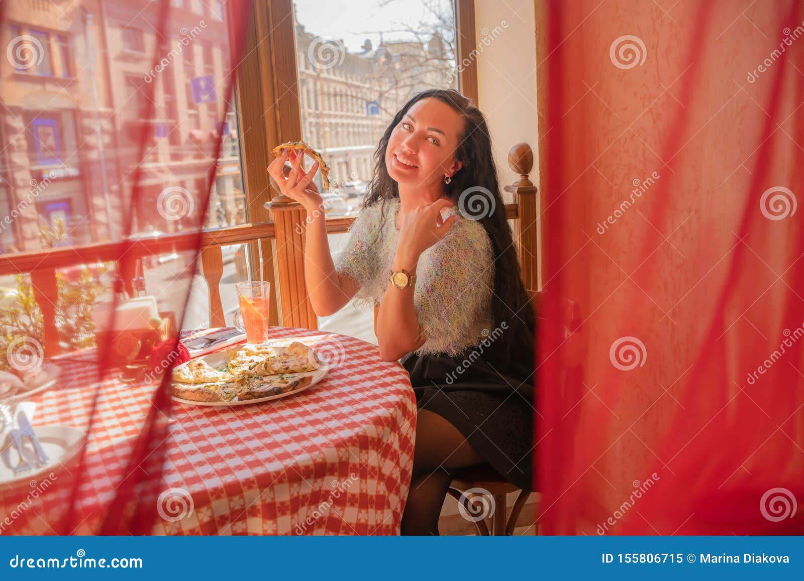 Brunette Garota Engraçada De Suéter Comendo Pizza No Restaurante Imagem de Stock - Imagem de brunette, comendo: 155806715