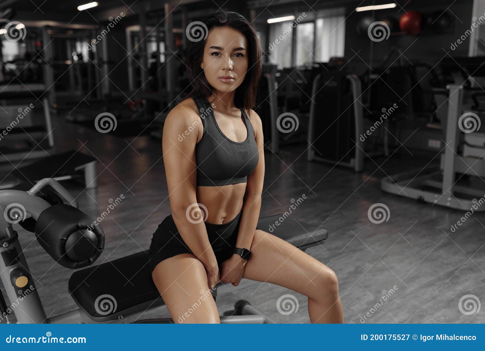 Brunette Sexy Gimnasia Chica Con Ropa Deportiva Negra Con Cuerpo Perfecto  En El Gimnasio Posando Antes Del Entrenamiento Imagen de archivo - Imagen  de retrato, encantador: 200175527