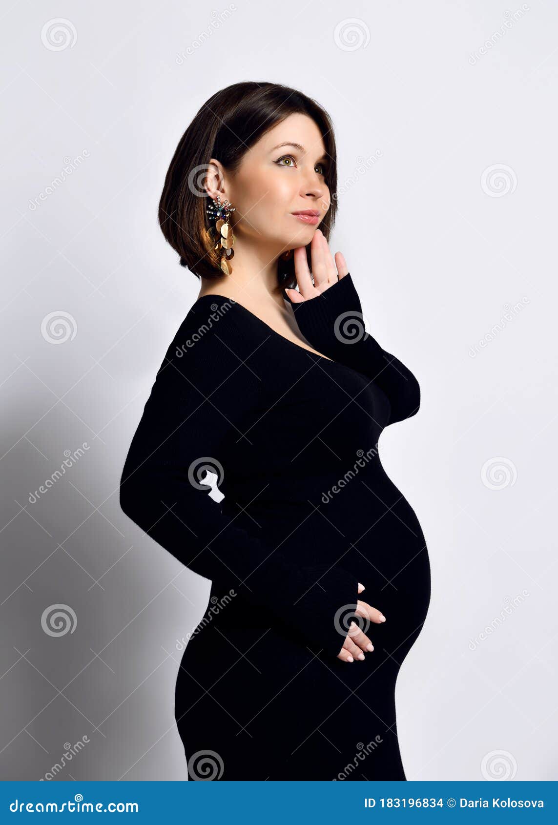 Krimpen Blanco Vermeend Brunette Zwanger Meisje in Zwarte Strakke Jurk Massale Oorbellen. Glimlachen Zet Hand in Hand Met Haar Buik , Zijwaarts Geïsoleerd Stock Foto - Image of geluk, zorg: 183196834 Krimpen Blanco Vermeend Brunette Zwanger Meisje in Zwarte Strakke Jurk Massale Oorbellen. Glimlachen Zet Hand in Hand Met Haar Buik , Zijwaarts Geïsoleerd Stock Foto - Image of geluk, zorg: 183196834