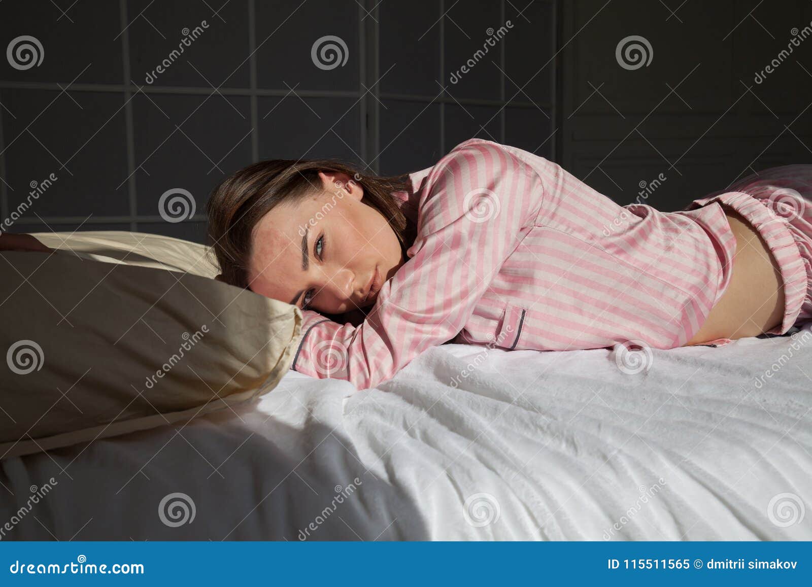 Brunettefrau In Den Rosa Pyjamas Die Auf Bett Liegen Stockbild Bild Von Frau Augen 115511565 