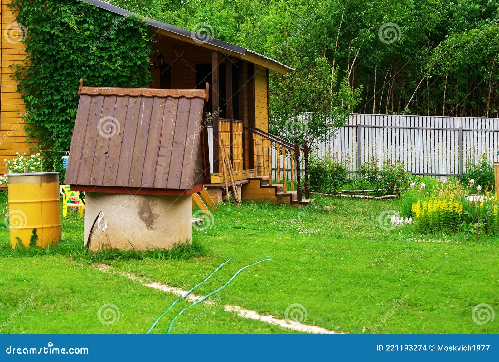 Brunnen Mit Holzdach Im Garten Stockfoto Bild von seil, umgebung
