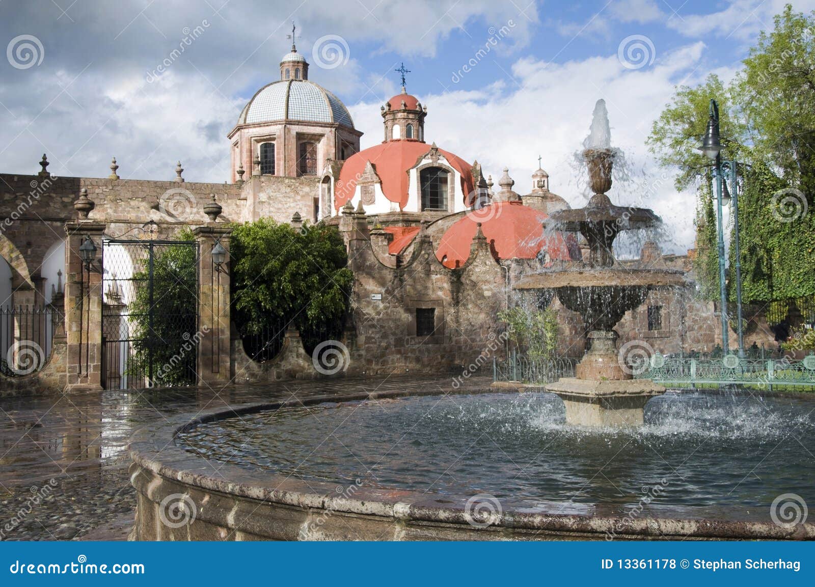 Brunnen in Morelia, Mexiko. Brunnen vor einer Kirche in Morelia, Mexiko