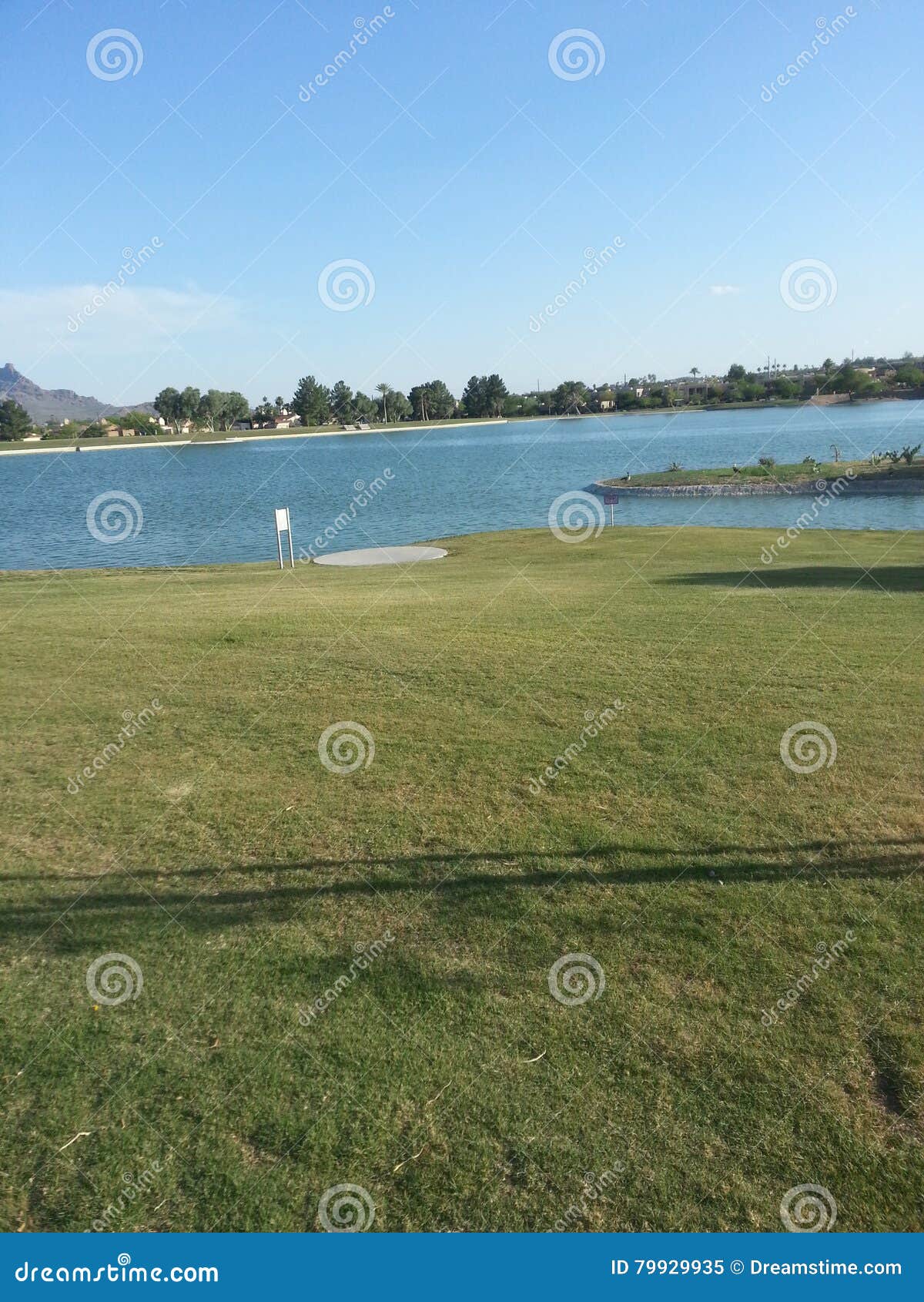 BrunnenTeich mit Insel stockbild. Bild von insel, brunnen 79929935