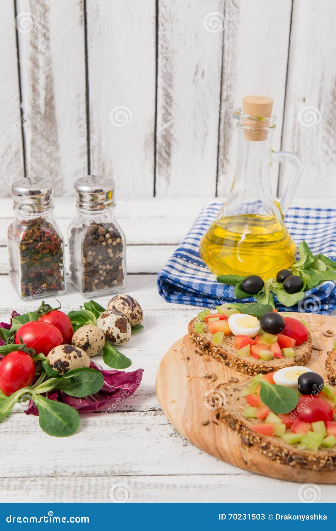 Bruschetta com tomate, azeitonas e hortaliças na tabela de madeira