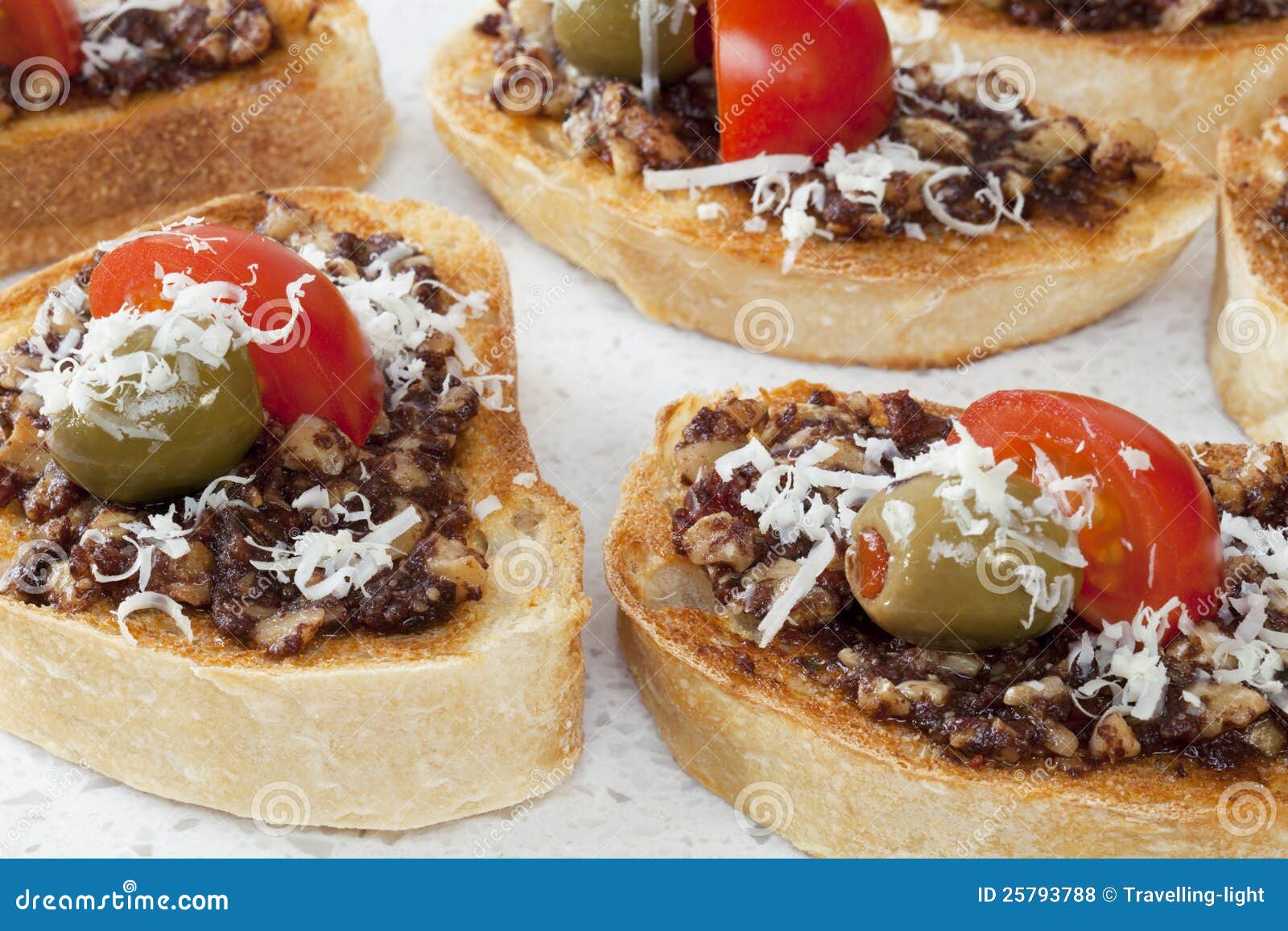 Bruschetta con Tapenade foto de archivo. Imagen de bufé 25793788