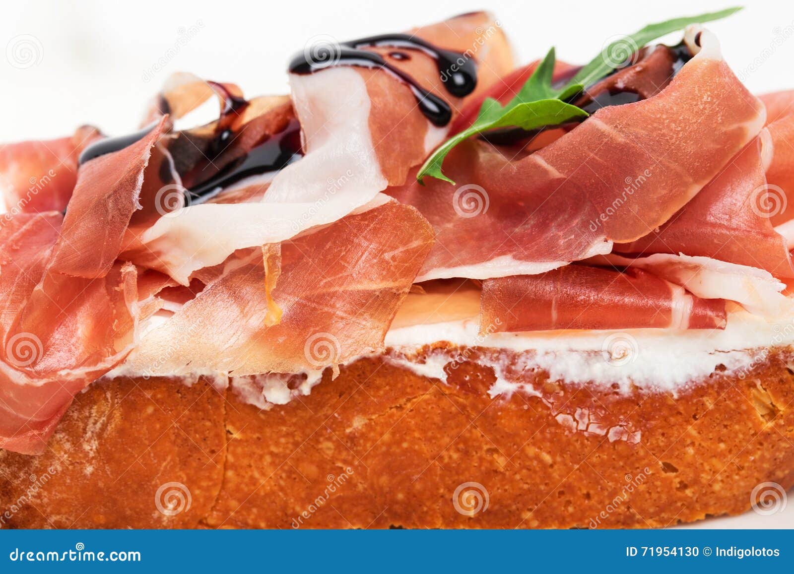 Bruschetta Del Prosciutto Con Ricotta Y Arugula Foto de archivo