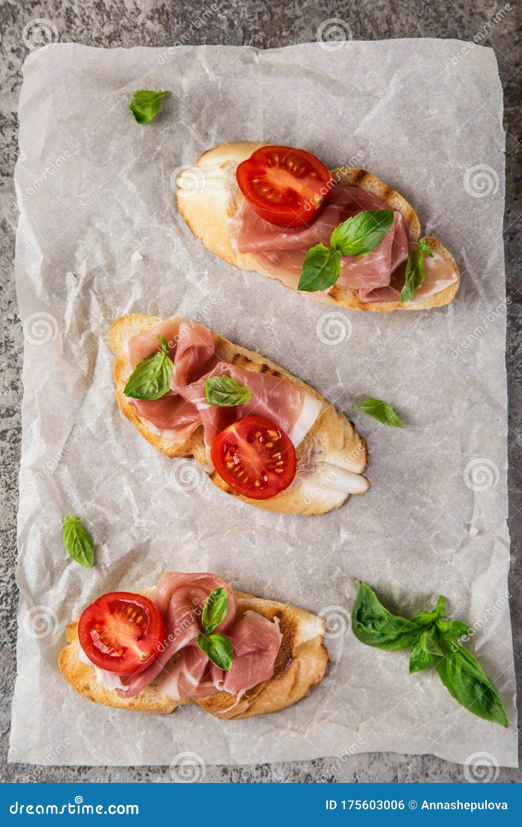 Bruschetta Med Prosciutto Tomato Och Basil Arkivfoto Bild av
