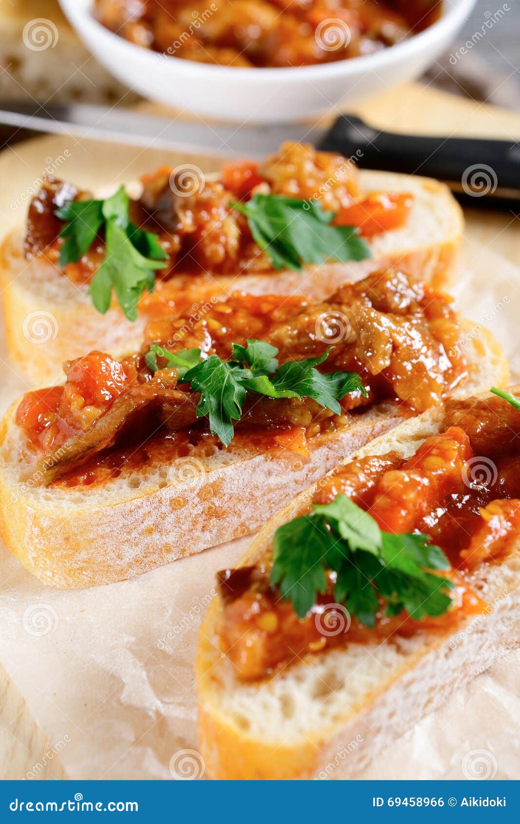 Bruschetta Mit Aubergine Und Tomaten Stockfoto - Bild von scheibe ...