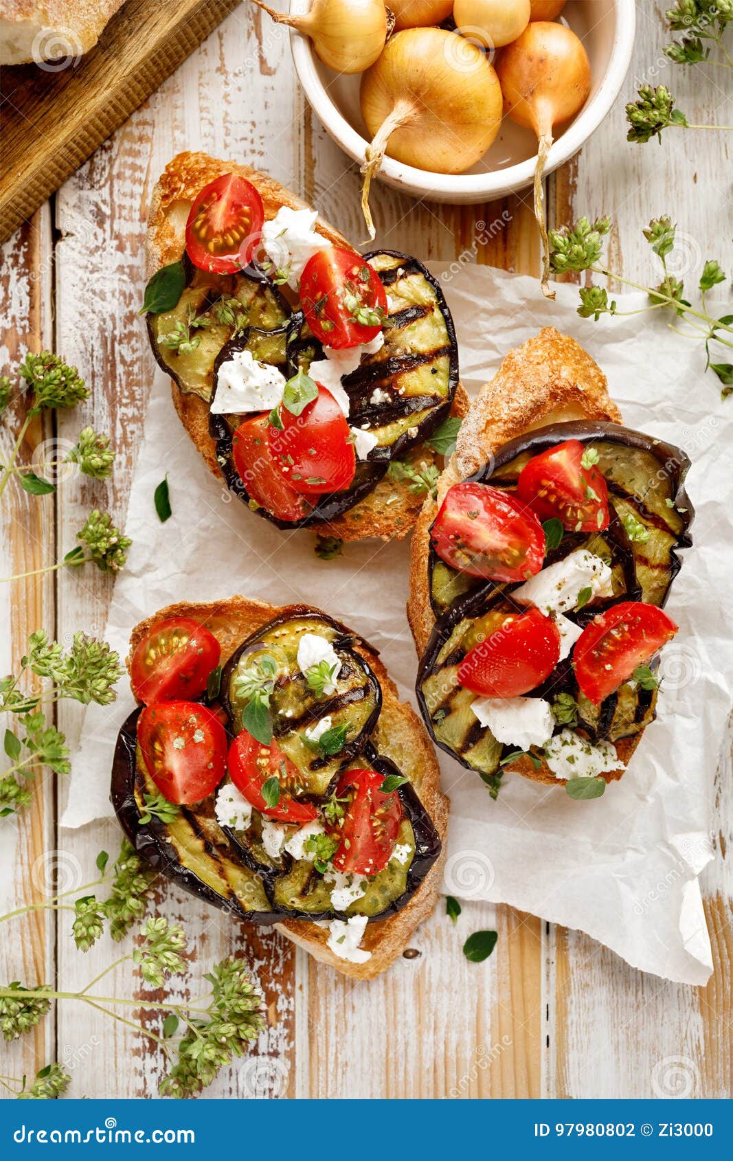 Bruschetta Mit Gegrillter Aubergine, Kirschtomaten, Feta, Kapriolen Und ...