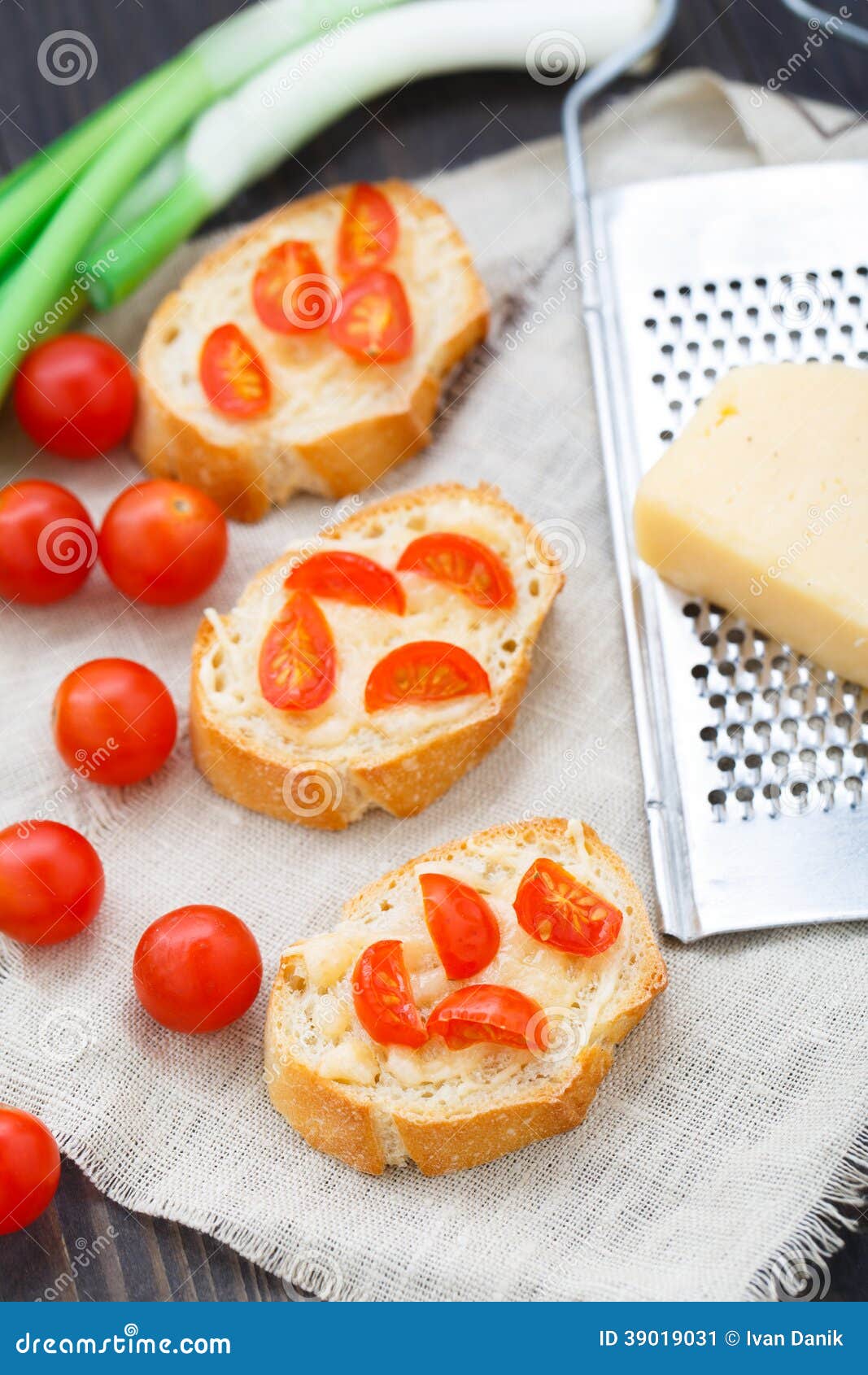 Bruschetta Mit Kirschtomaten Stockbild - Bild von sofa, aperitif: 39019031