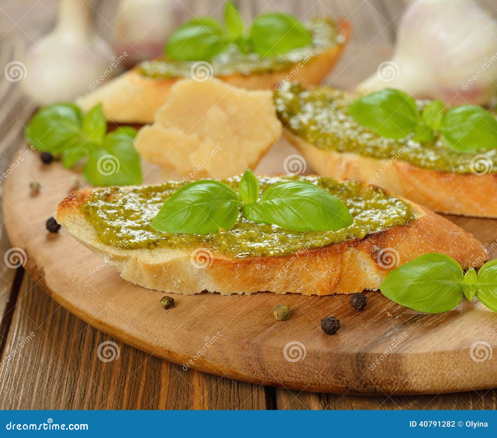 Bruschetta Mit Pesto Und Basilikum Stockfoto Bild von feinschmecker