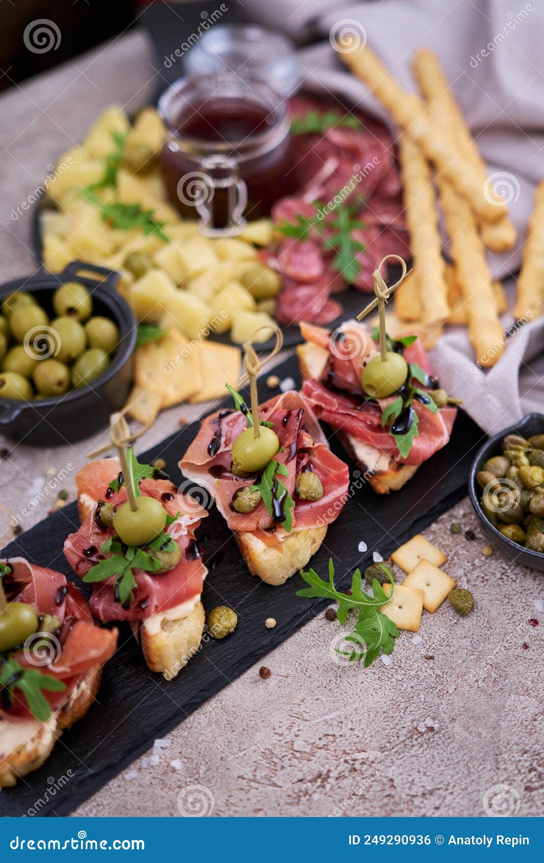 Bruschetta Mit Prosciutto-Schinken Und Kapern Mit Traditioneller ...