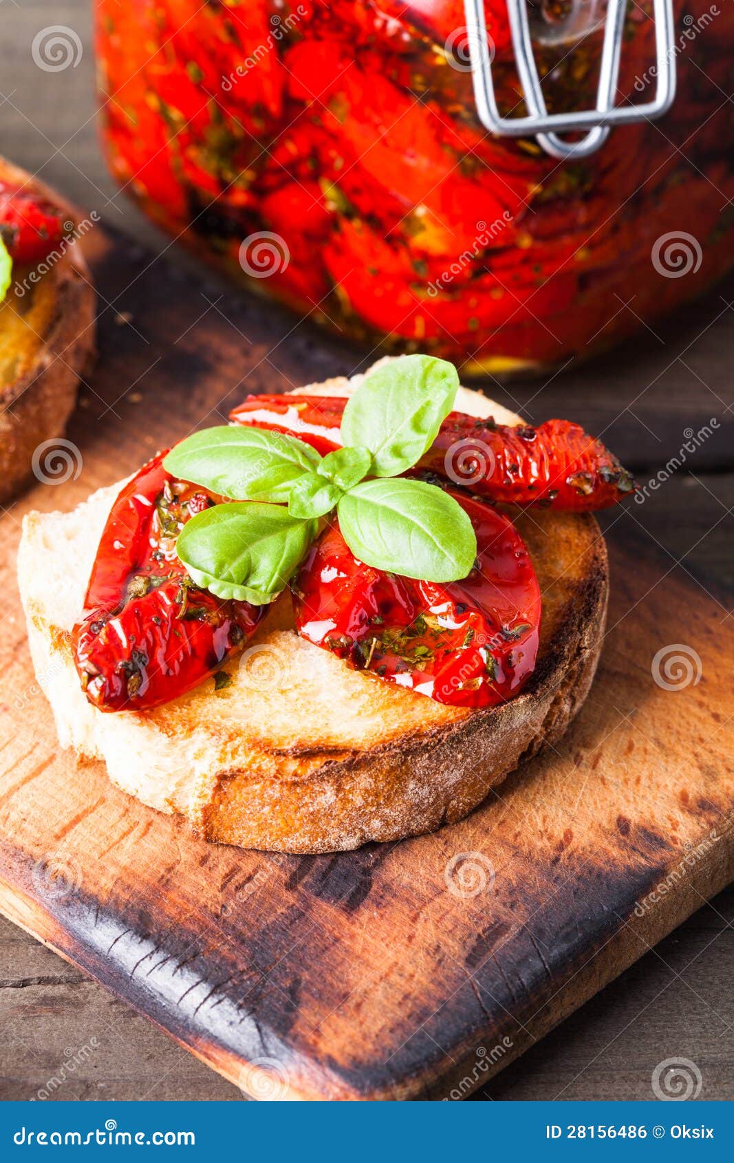 Bruschetta Mit Sonnengetrockneten Tomaten Stockfoto - Bild von kruste ...