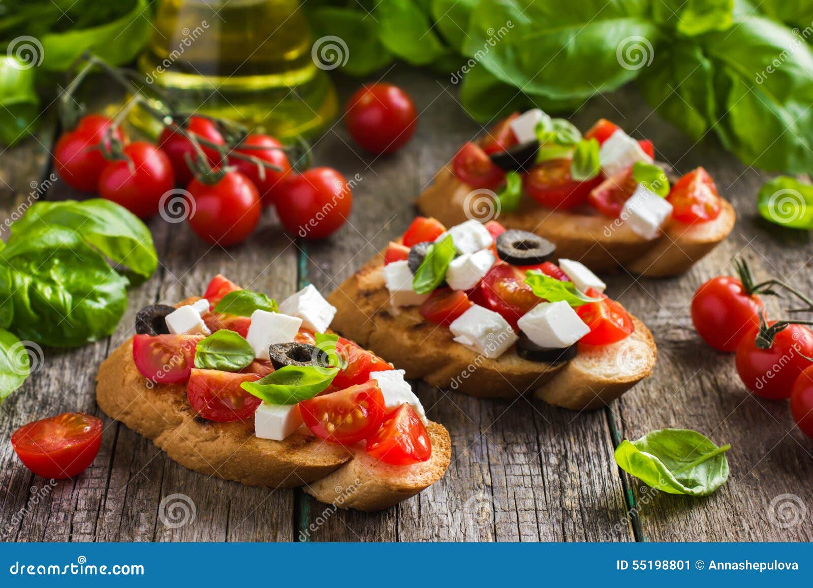 Bruschetta Mit Tomate, Feta, Oliven Und Basilikum Stockbild - Bild von ...