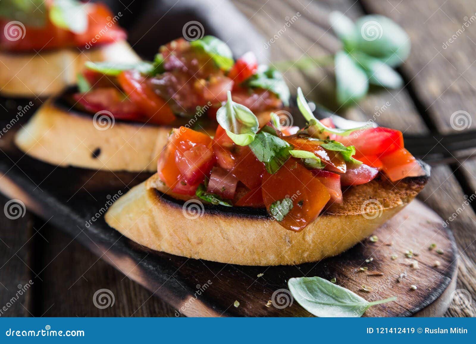 Bruschetta Mit Tomate Und Frischem Basilikum Stockbild - Bild von ...