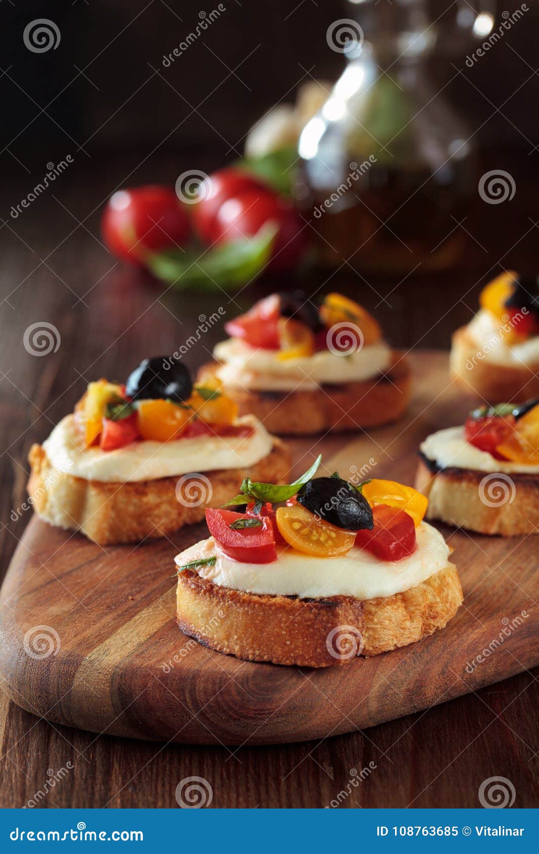 Bruschetta Mit Tomaten Und Mozzarella Stockbild - Bild von grün ...