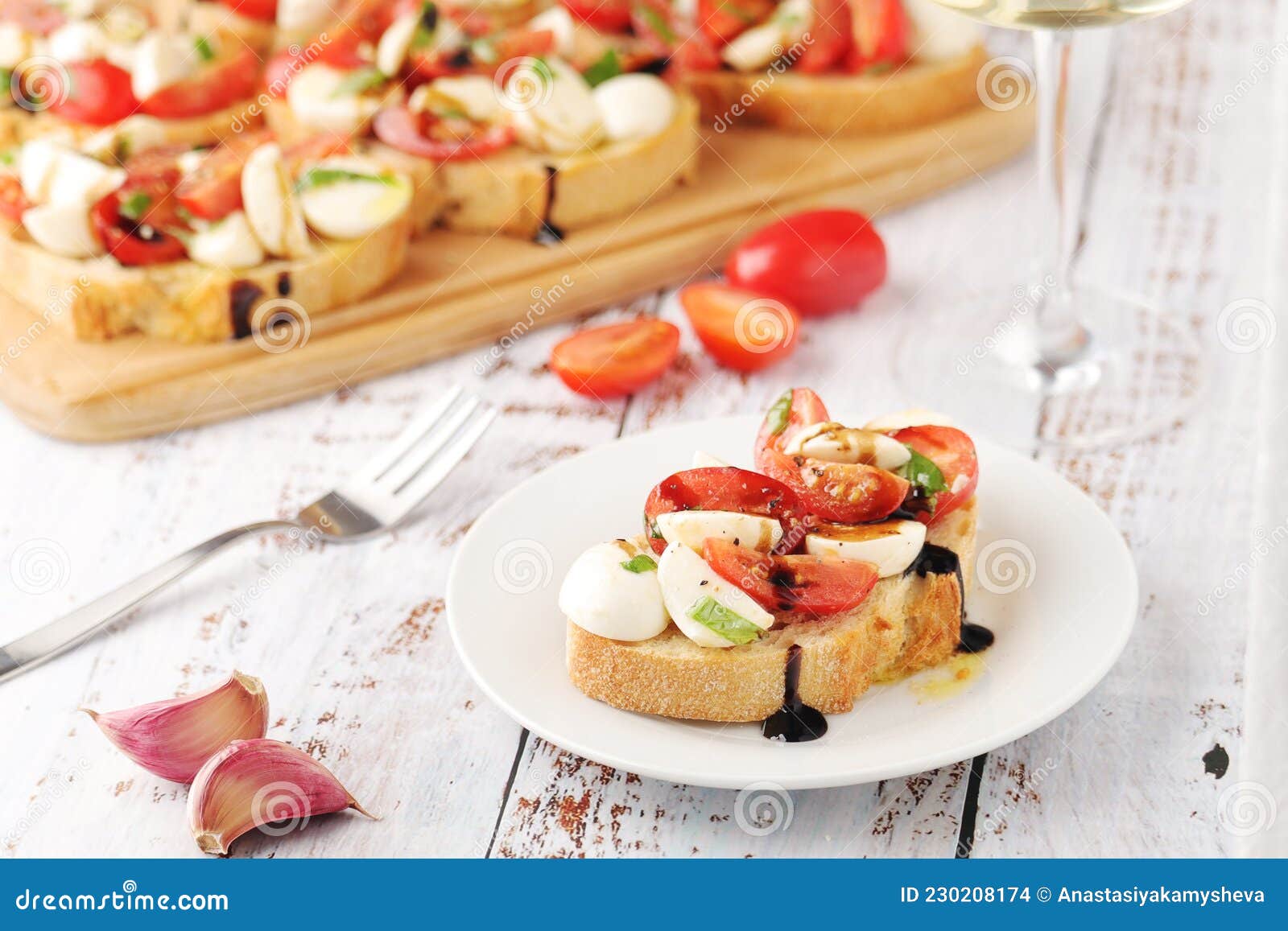 Bruschetta Mit Tomaten Und Mozzarella Stockfoto - Bild von kirsche ...