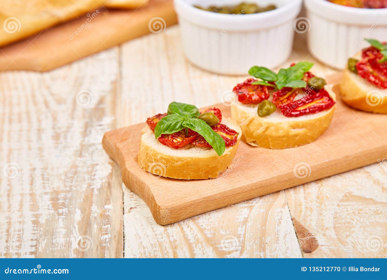 Bruschetta Oder Crostini Mit Sonnengetrockneten Tomaten Und Kapriolen ...