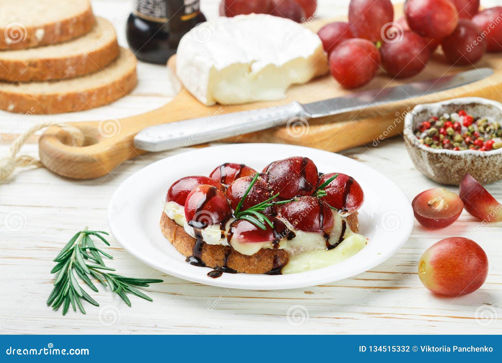 Bruschetta Von Camembert Oder Von Brie Mit Roten Trauben, Rosmarin Und ...