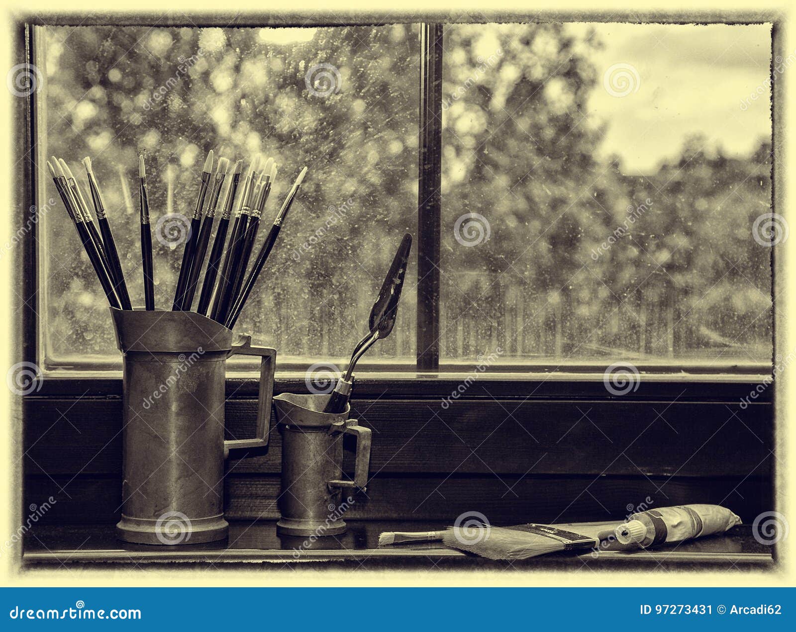 763 Vase Brushes Stock Photos - Free & Royalty-Free Stock Photos from  Dreamstime