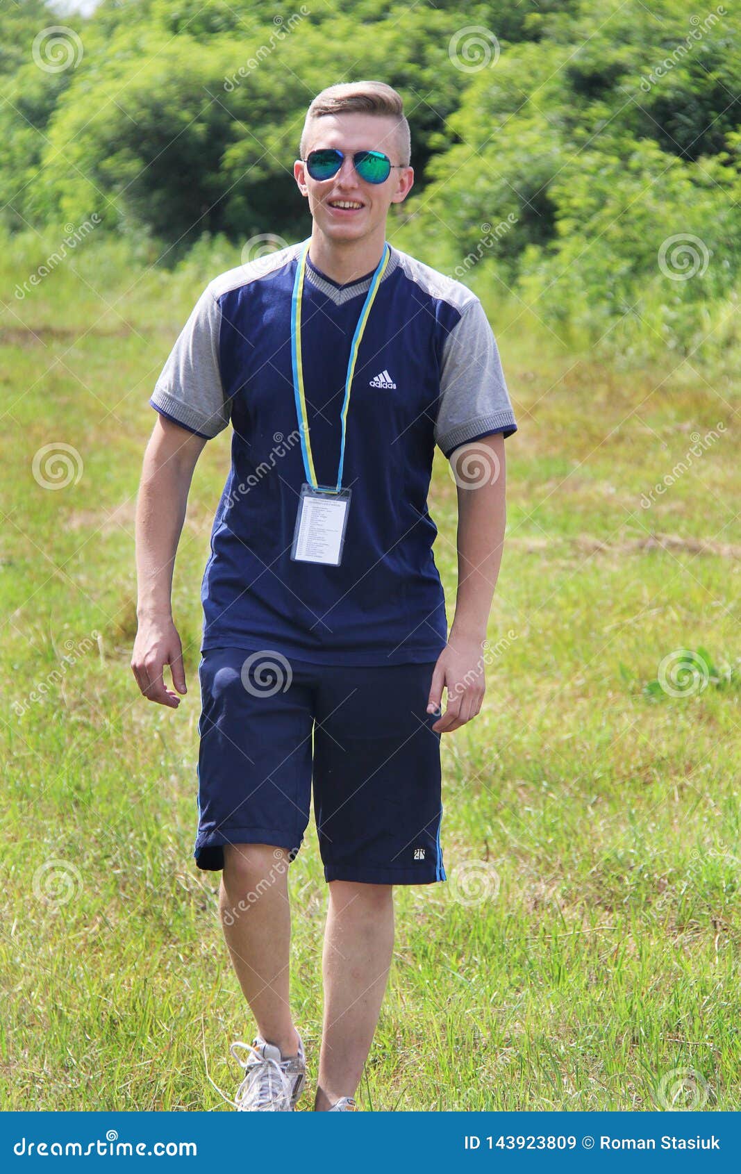 Brusilov, Украина - 17-ое июля 2017: Sporty парень в одеждах Adidas идет вдоль поля Тренер Руководитель Редакционное Стоковое Изображение - изображение насчитывающей друзья, пинать: 143923809