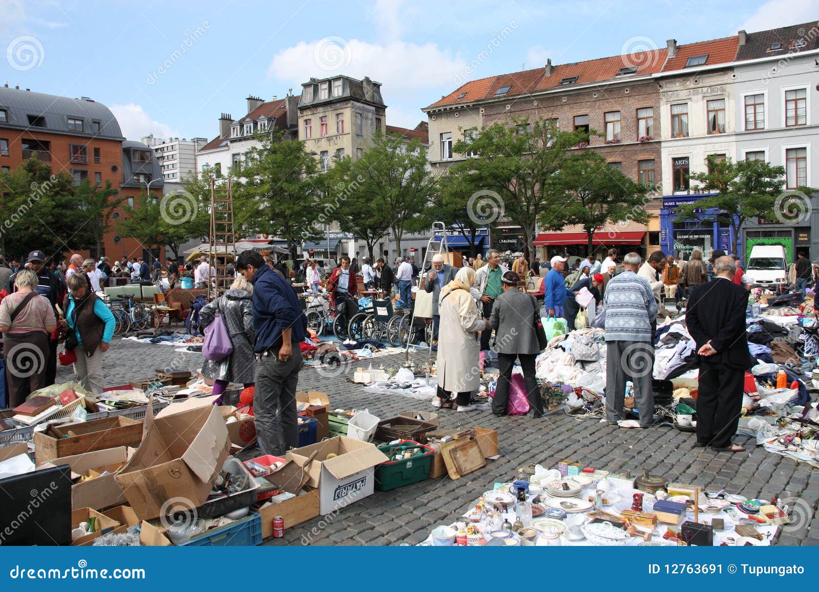 Brussels flea market editorial photo. Image of objects 12763691