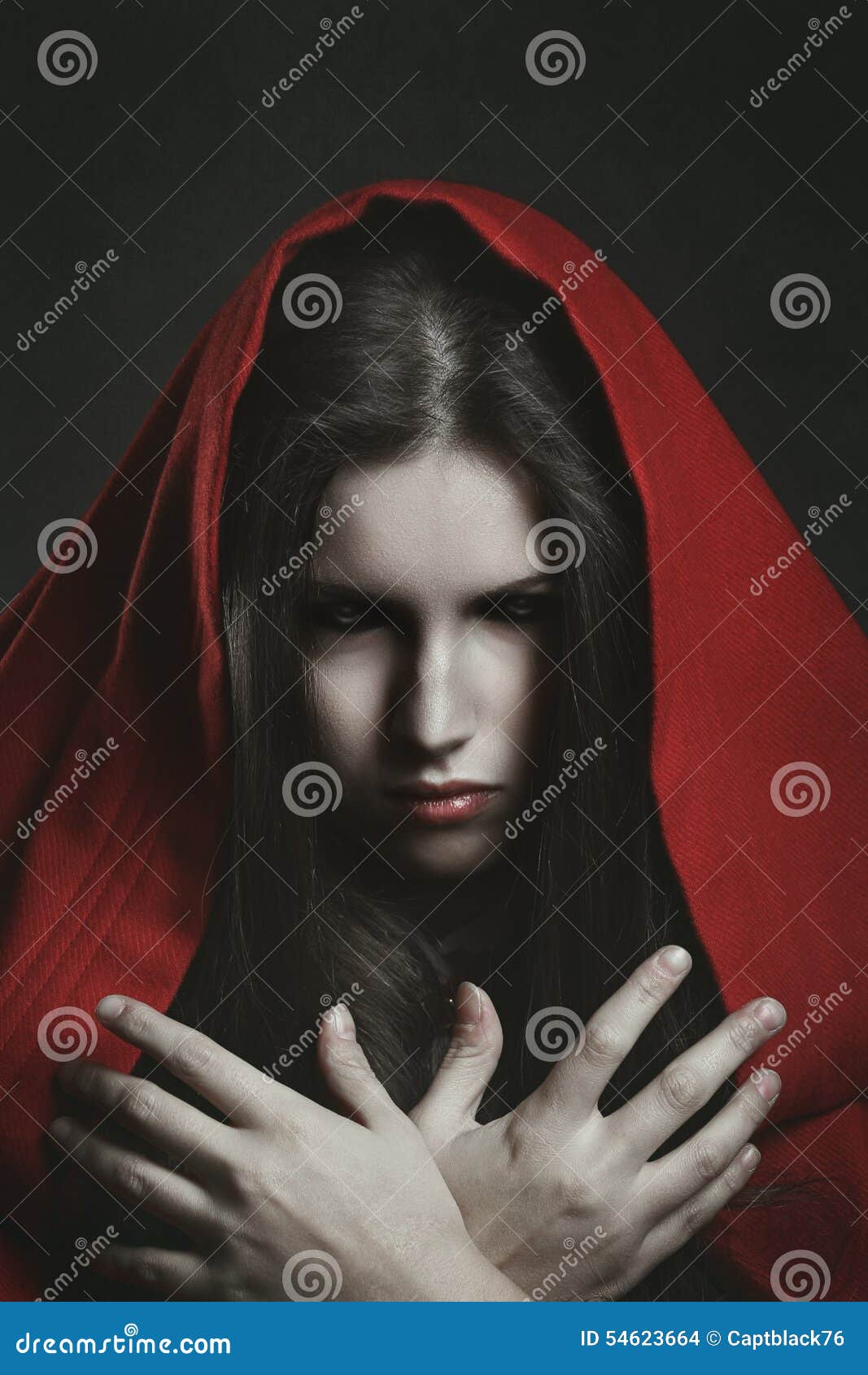 Bruxa De Halloween Assustadora Com Olhos Brilhantes Foto de Stock - Imagem  de queda, halloween: 160917756