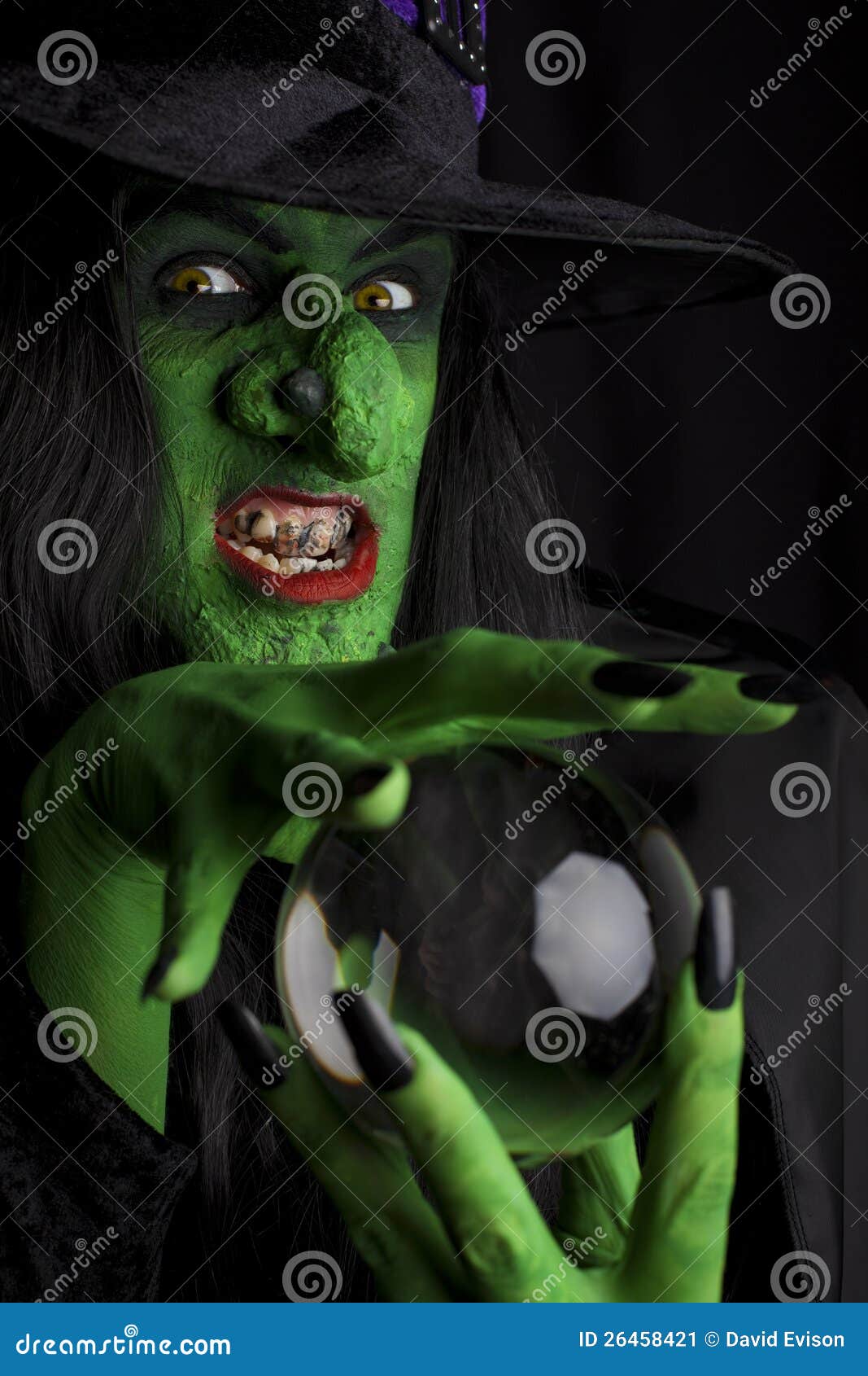 Bruxa De Halloween Assustadora Com Olhos Brilhantes Foto de Stock - Imagem  de queda, halloween: 160917756