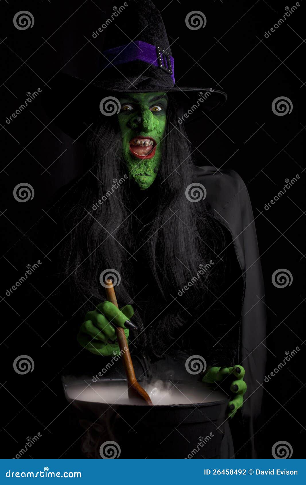 Mulher Assustadora Segurando Vela Dia Das Bruxas fotos, imagens de ©  loriklaszlo #419548270
