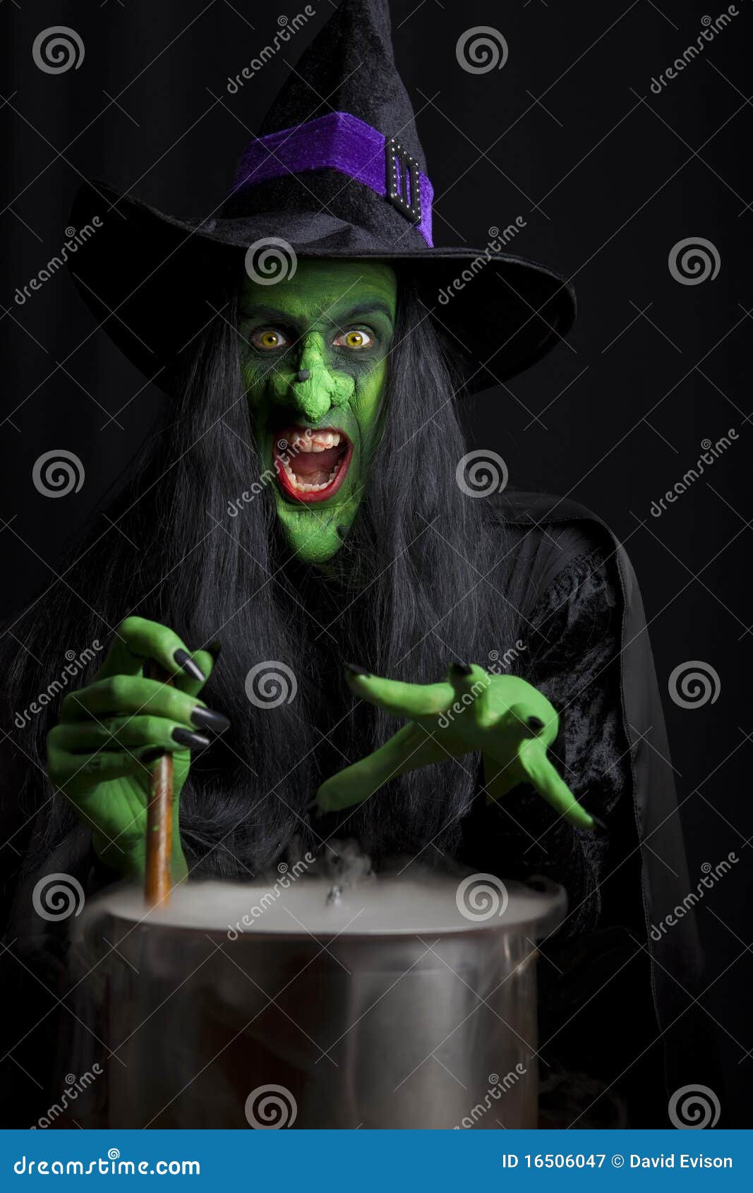 Foto halloween com bruxa assustadora