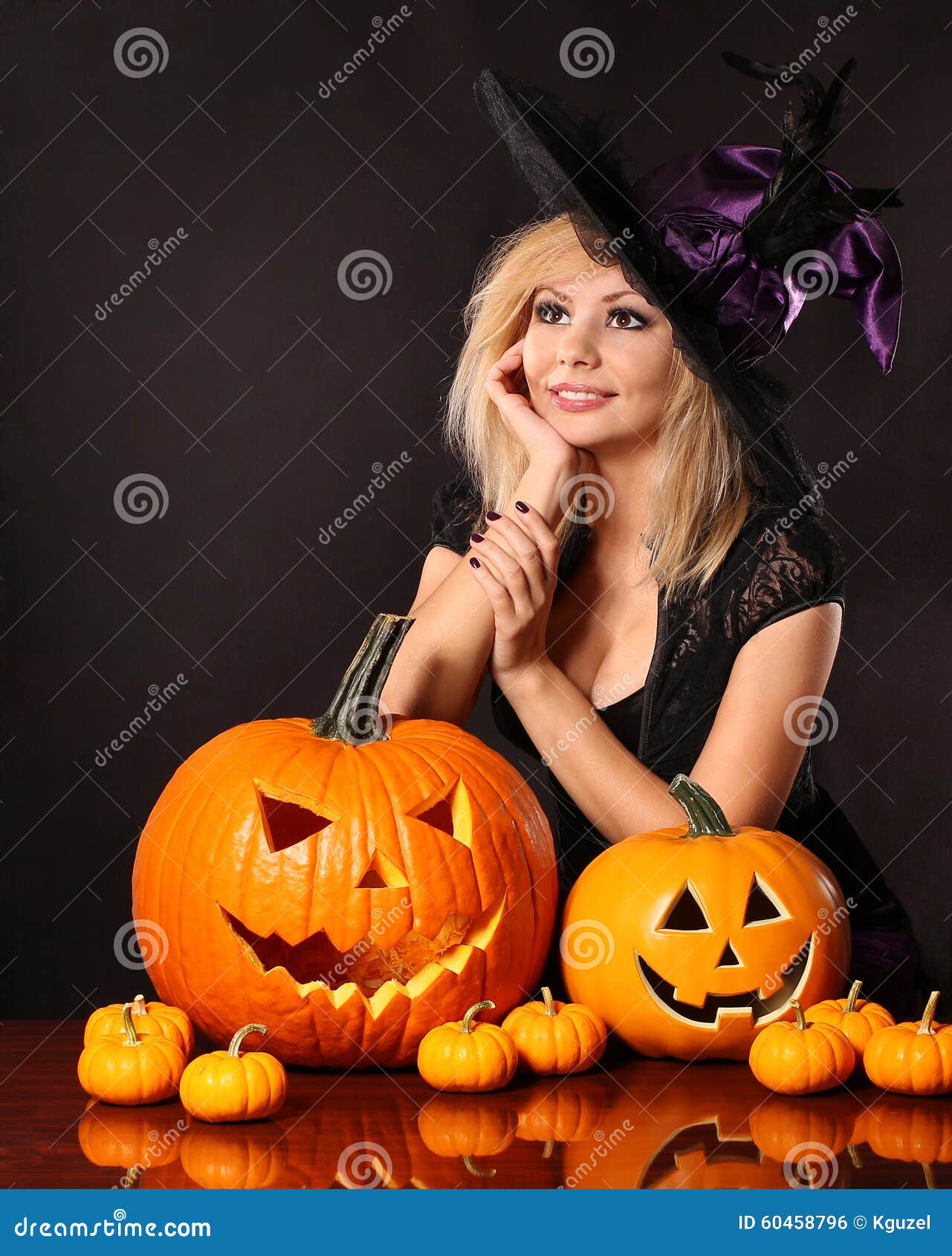 Uma Jovem Bruxa Bonita Em Um Chapéu Cônico Segura Uma Abóbora De Halloween  Em Suas Mãos E Faz Um Feitiço Com Sua Mão. Foto Royalty Free, Gravuras,  Imagens e Banco de fotografias.