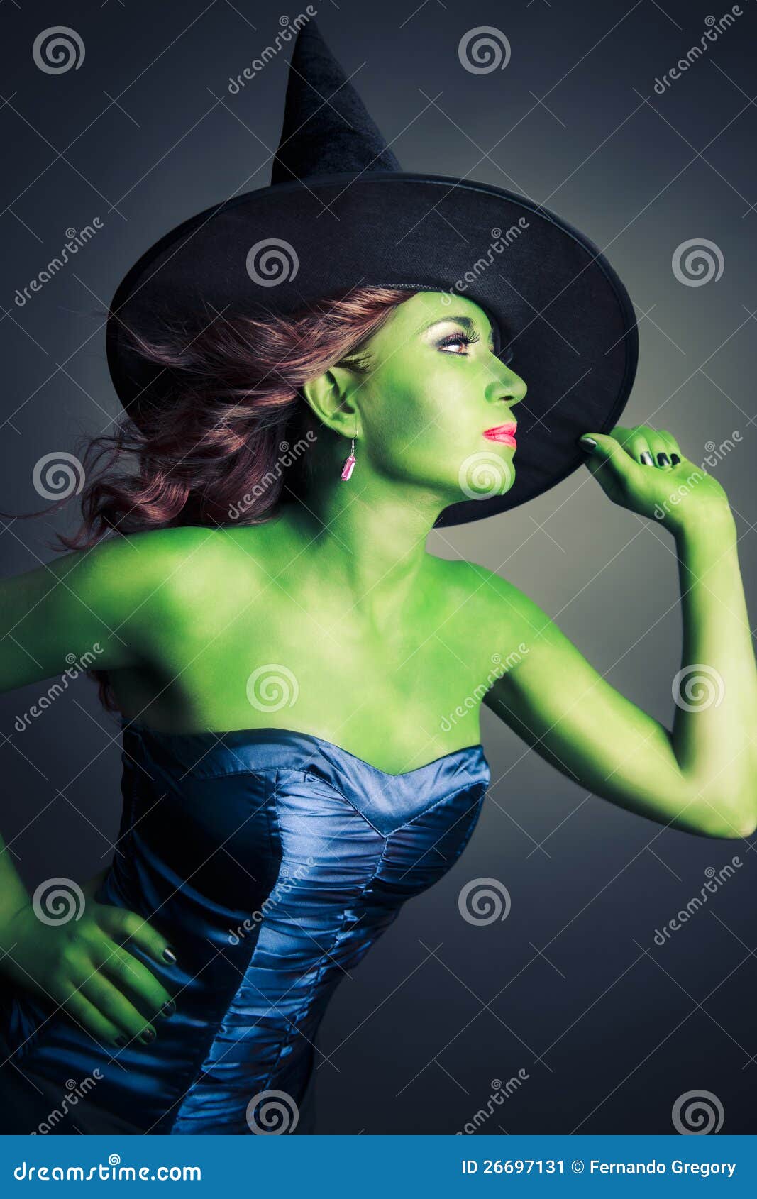 Foto de Bruxa Bonita Com Pele Verde e mais fotos de stock de Dia das Bruxas  - Dia das Bruxas, Maquiagem de Palco, Adulto - iStock