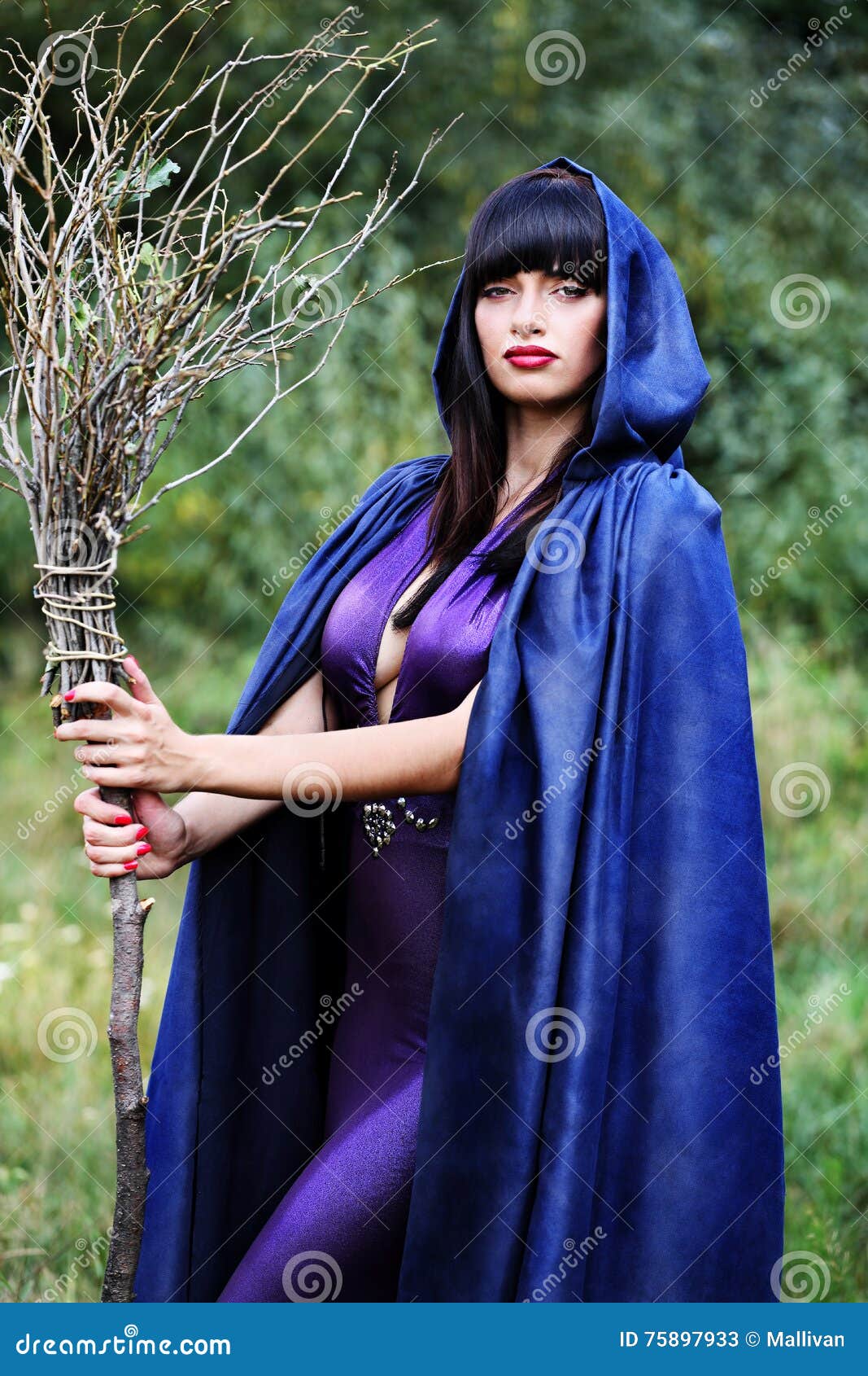 Bruxa com uma vassoura foto de stock. Imagem de pés, novembro - 21691248