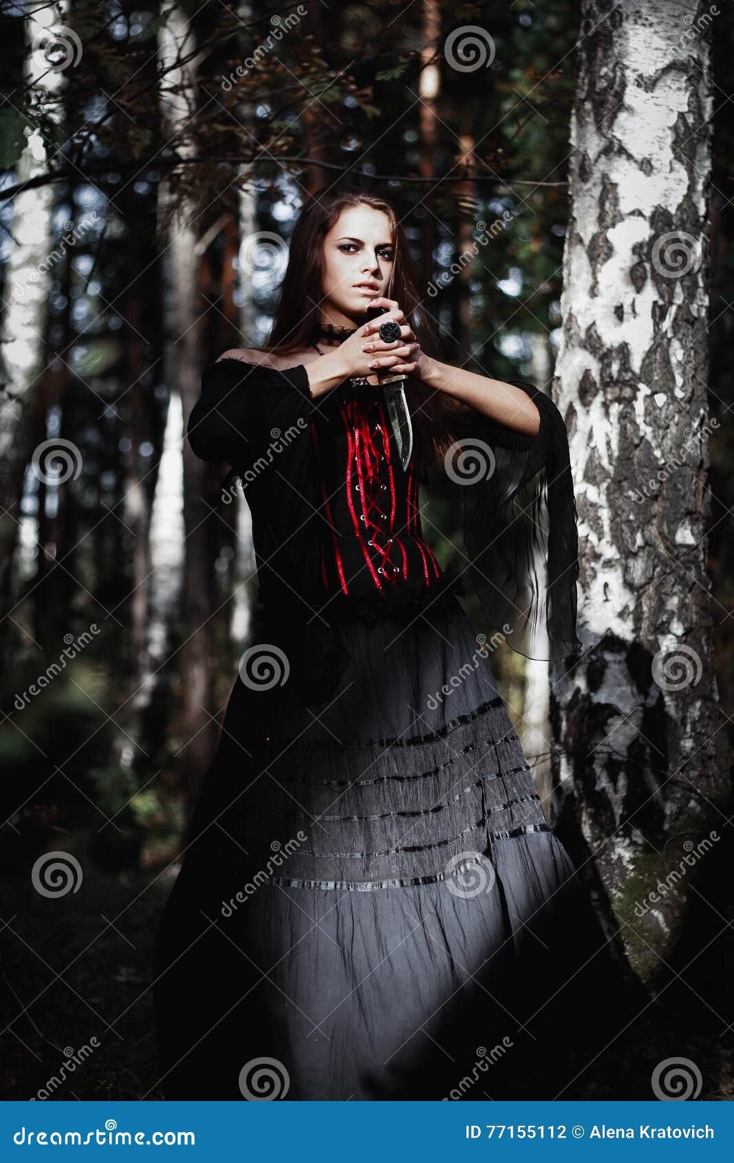 Bruxa De Dia Das Bruxas Em Uma Jovem Mulher Bonita Da Floresta