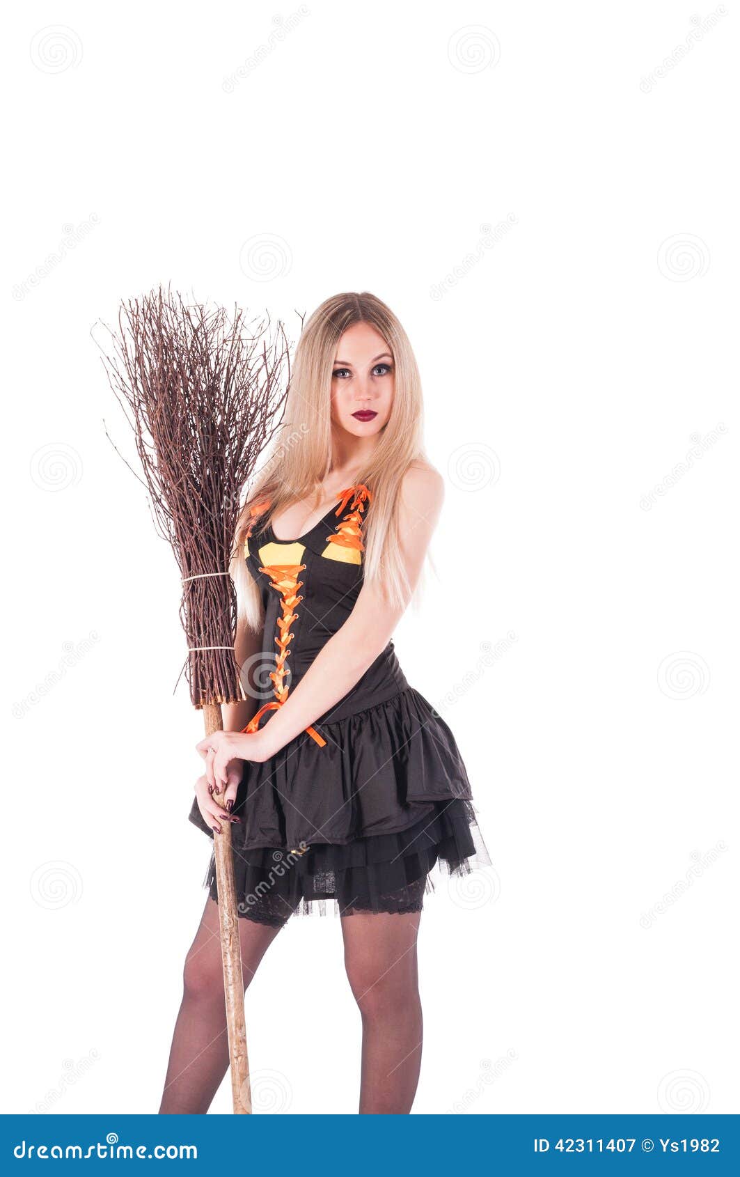 A Menina sexy Na Bruxa De Halloween Voa Na Vassoura Imagem de Stock -  Imagem de vôo, atrativo: 26274615