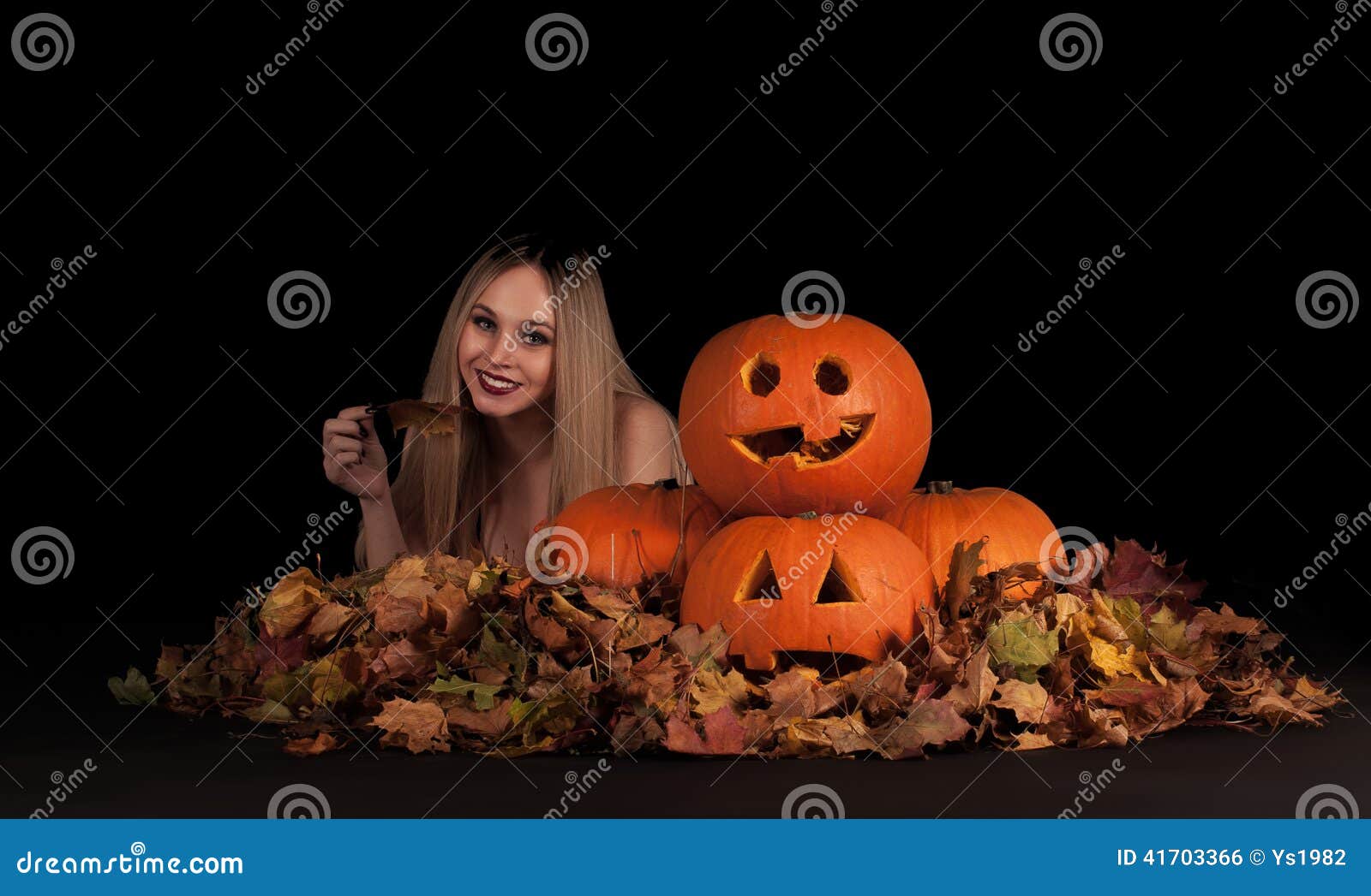 Bruxa De Encantamento Do Dia Das Bruxas Com Abóboras Engraçadas Foto de  Stock - Imagem de fêmea, feminina: 41703366