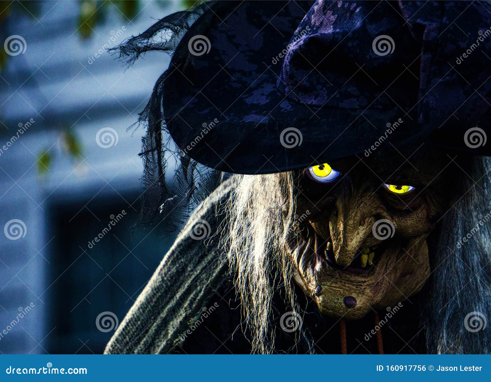 Bruxa De Halloween Assustadora Com Olhos Brilhantes Foto de Stock - Imagem  de queda, halloween: 160917756