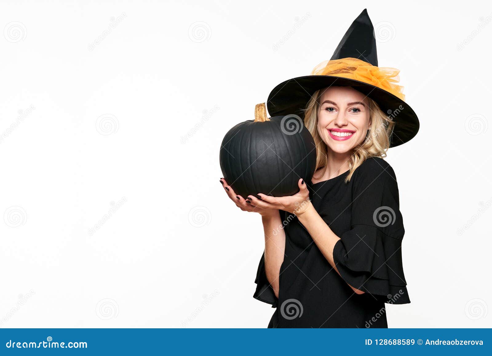 Mulher Em Traje De Bruxa Halloween Segurando Uma Grande Abóbora