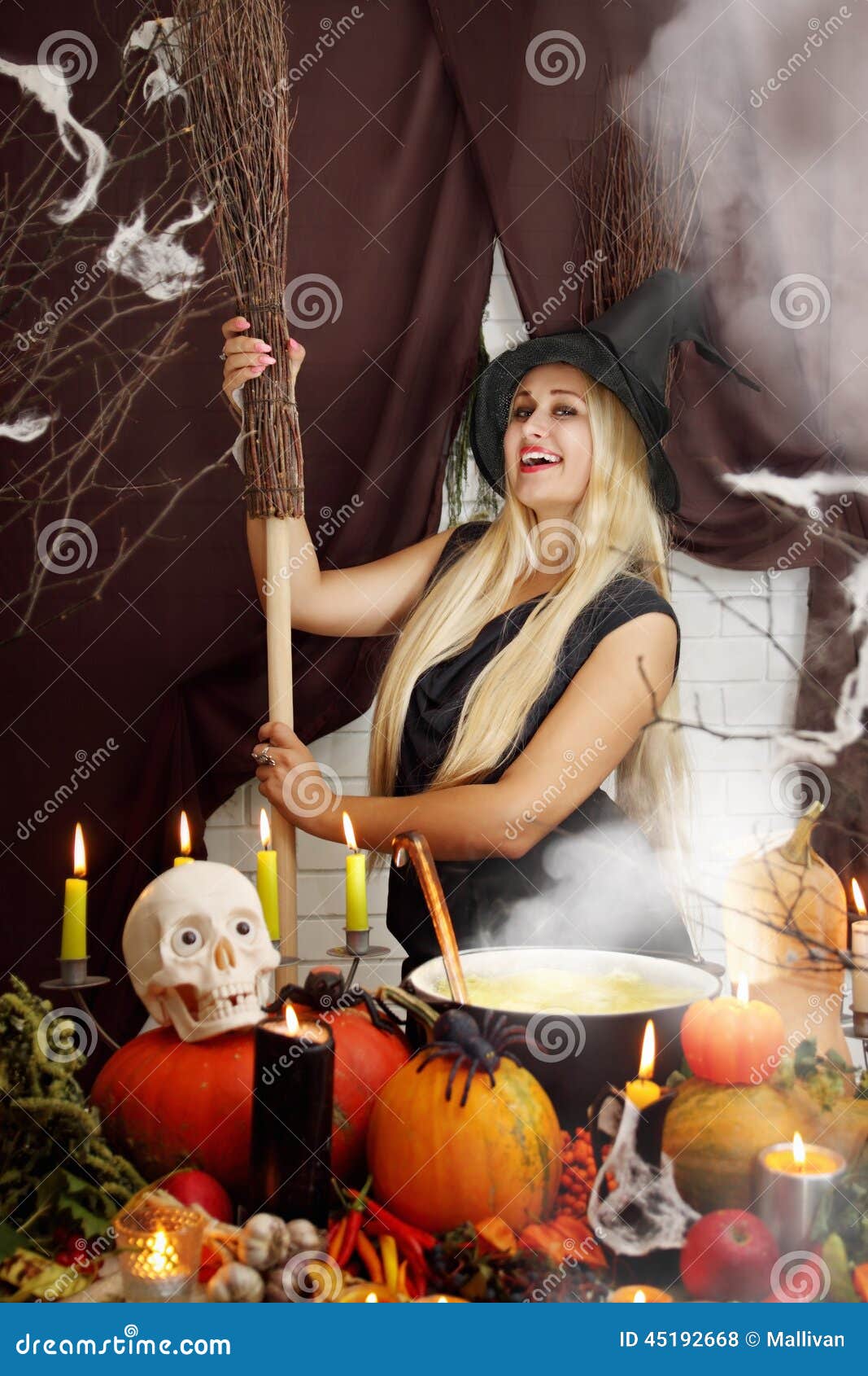 A Menina sexy Na Bruxa De Halloween Voa Na Vassoura Imagem de Stock -  Imagem de vôo, atrativo: 26274615