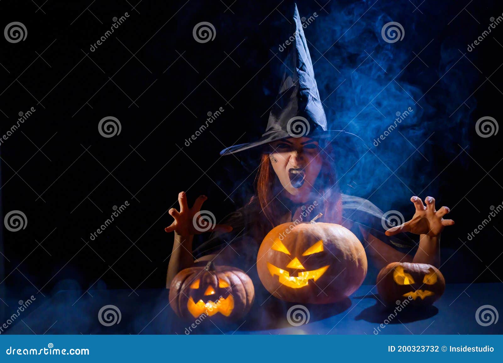 Retrato de uma feia bruxa de halloween com abóboras de halloween