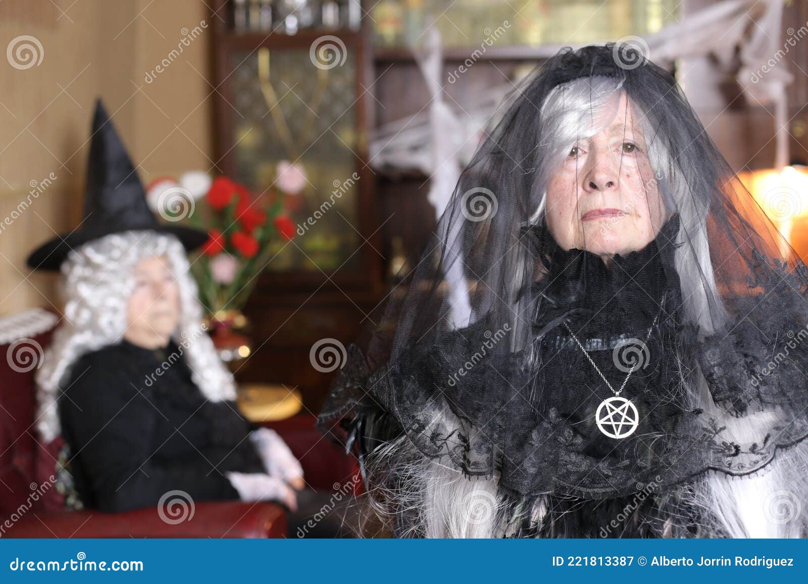 Bruxas Assustadoras Com Cabelo Grisalho Imagem de Stock - Imagem de  retrato, fantasia: 221813387