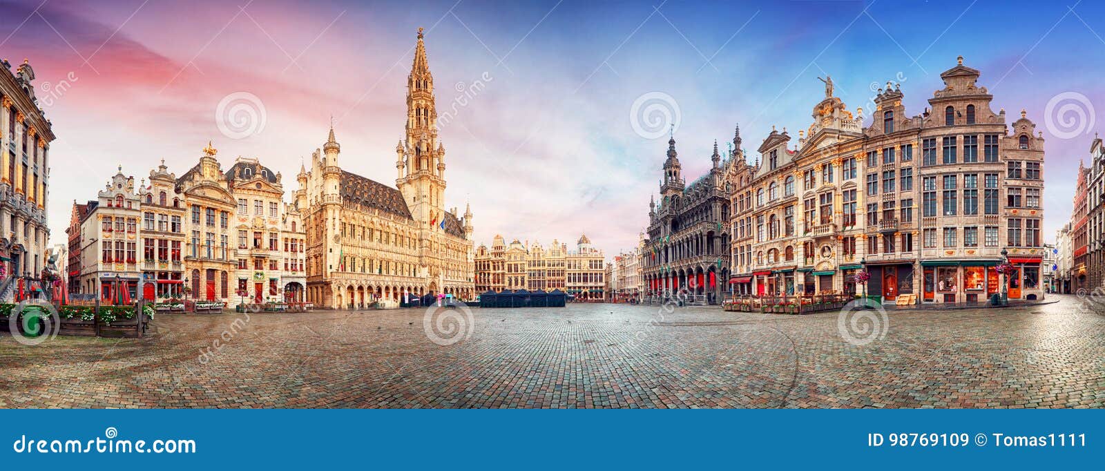 Bruxelles Panorama De Grand Place Dans Le Beau Jour Dété
