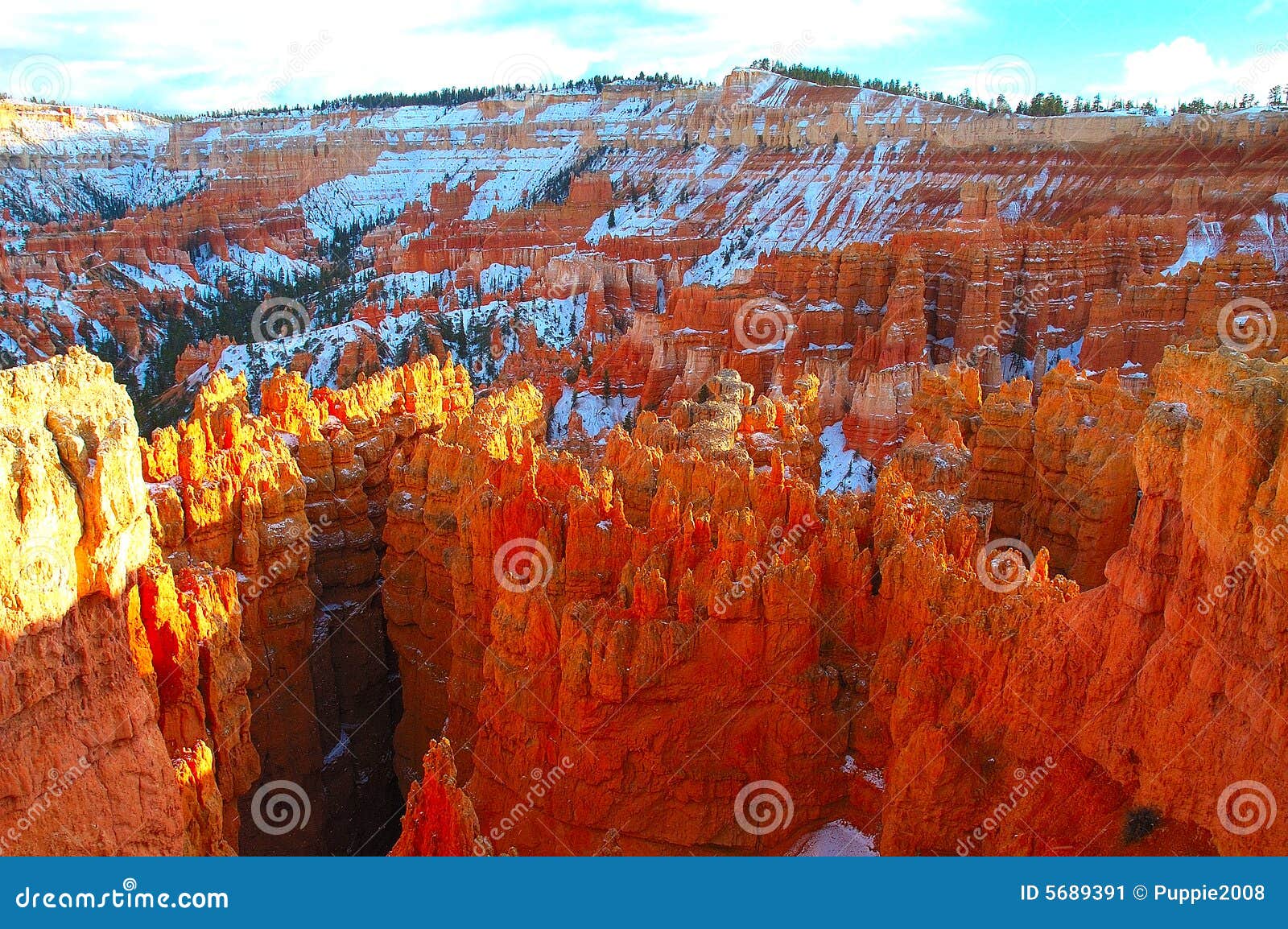 Bryce kanionu. Właściwie wzdłuż amfiteatru stworzył niecodzienna spowodowana wschodniej w wielkich geologiczna erozji lodu hoodoos spać do bryce jarów kolory jego naturalne jeziora zlokalizować krajowego pomarańczowy park paunsaugunt plateau stanowi raczej czerwone skały rzeczne osadowi spektakularne południowo - boczne stany struktury Utah jednoczyli lusterka gości wody biały wiatr