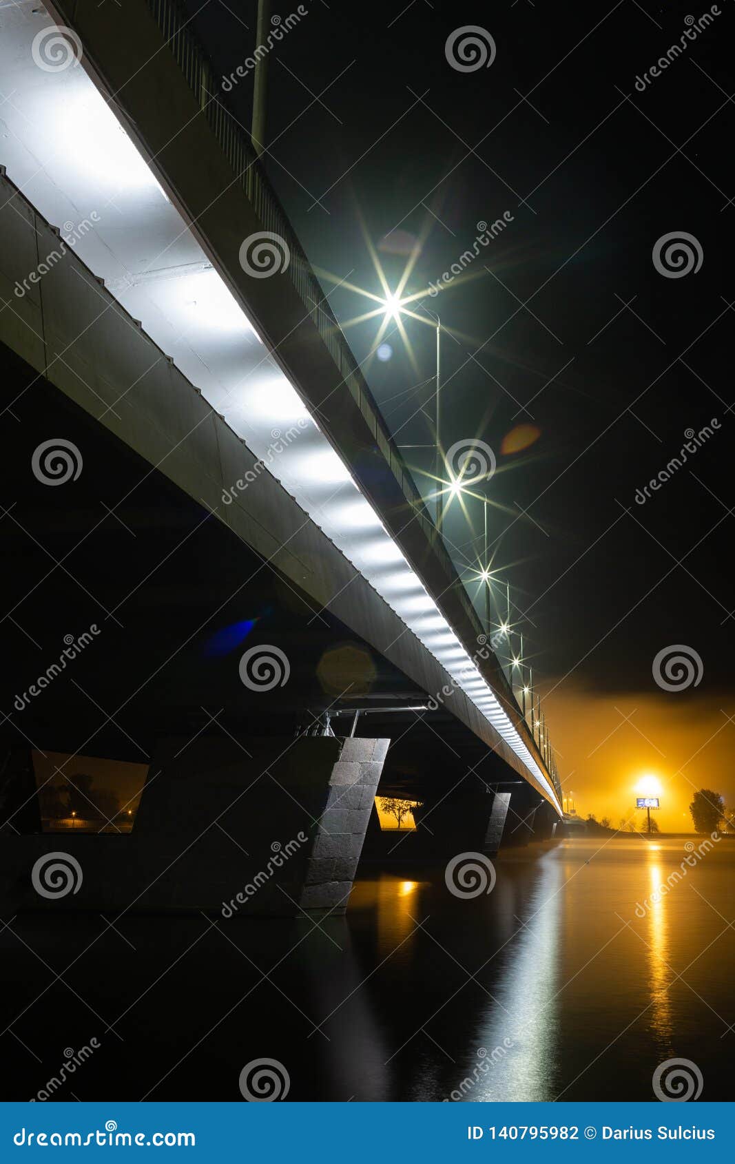 Brücke über dem Daugavafluß in Riga, Lettland Stadt mit Leuchten. Brücke über dem Daugavafluß in Riga, Lettland Winternachtszene