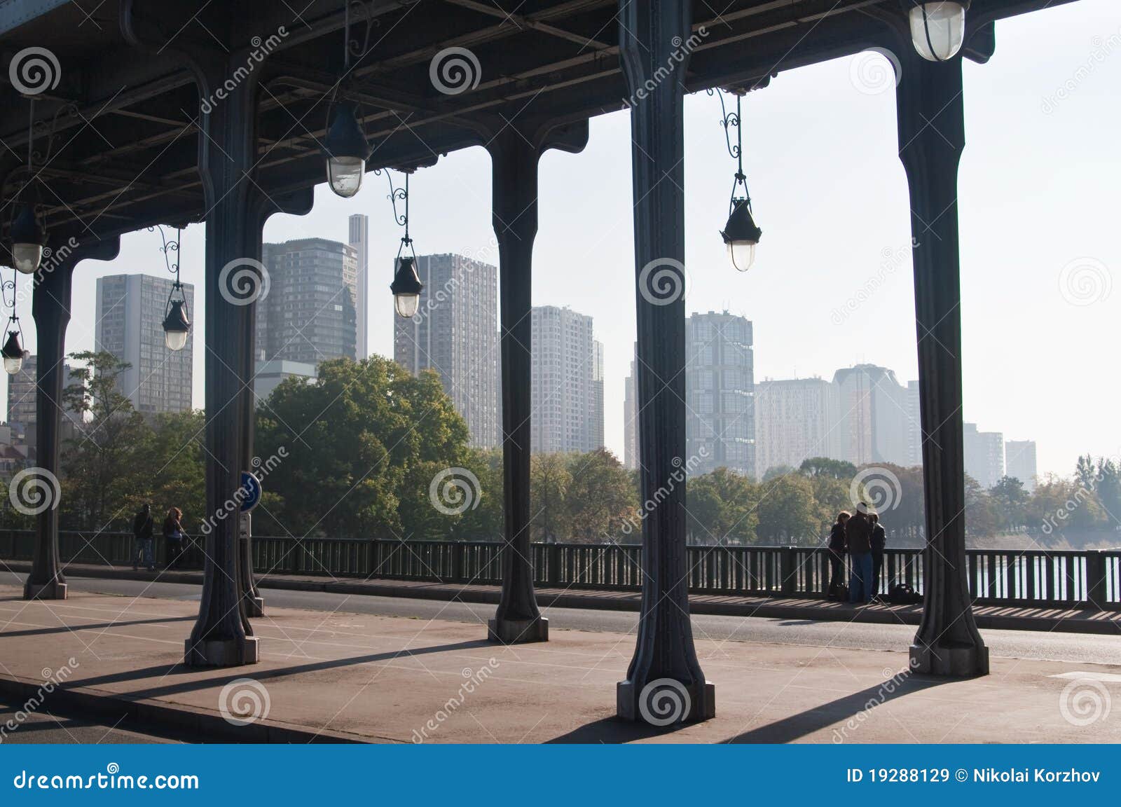 Brücke Bir-Akeym, Paris, Frankreich. Brücke Bir-Akeym (Pont de Bir-Hakeim), Paris, Frankreich