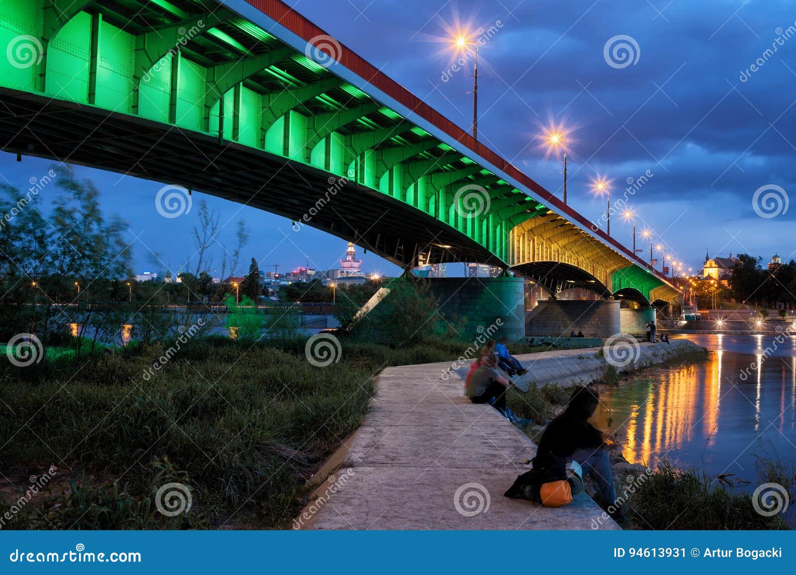 Brücke und Pier auf Weichsel in Warschau nachts. Polen, Stadt von Warschau, belichtete Slasko-Dabrowskibrücke und Pier auf Weichsel an der Dämmerung