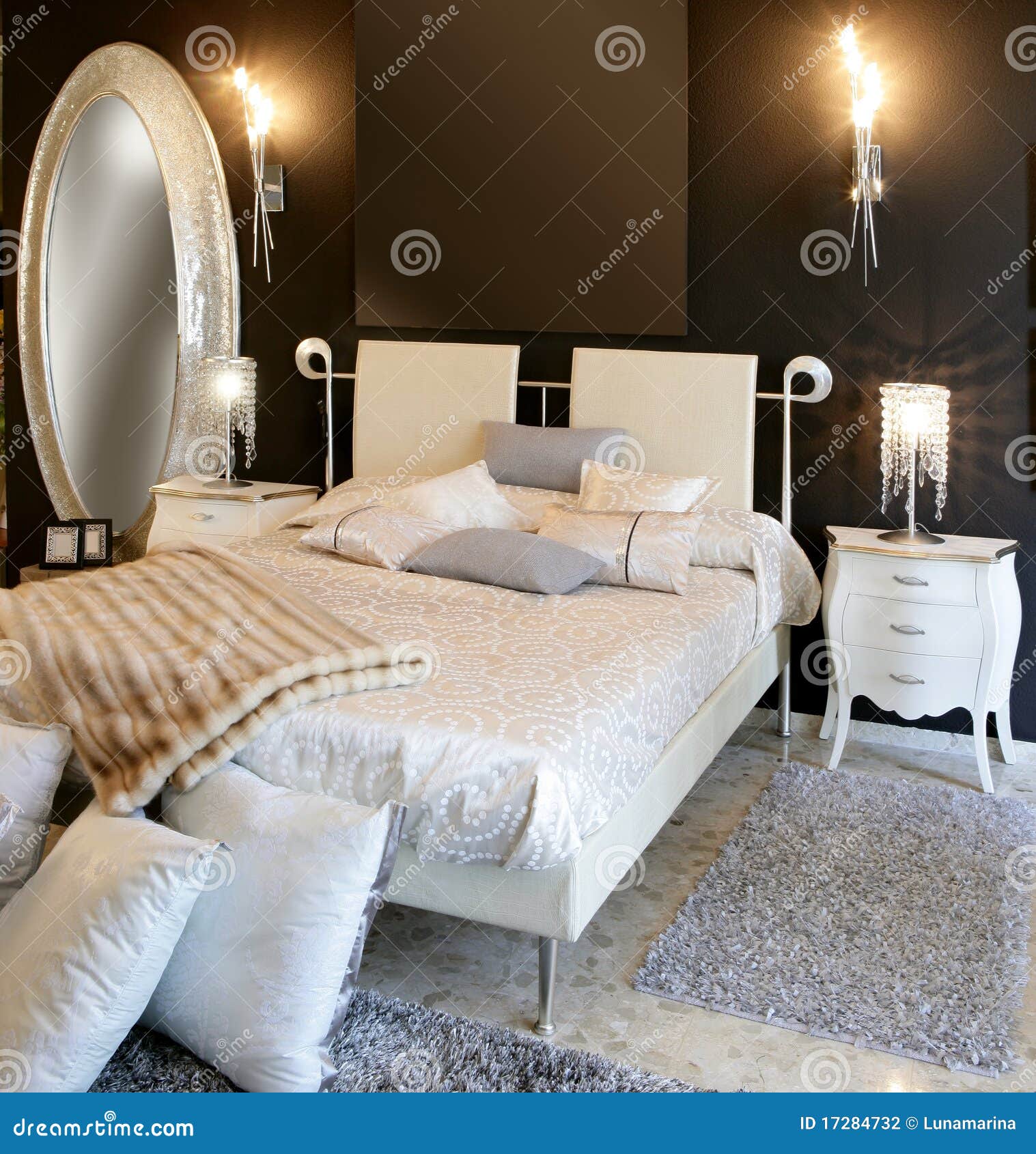 Style moderne noir et blanc de chambre à coucher avec la lampe ...