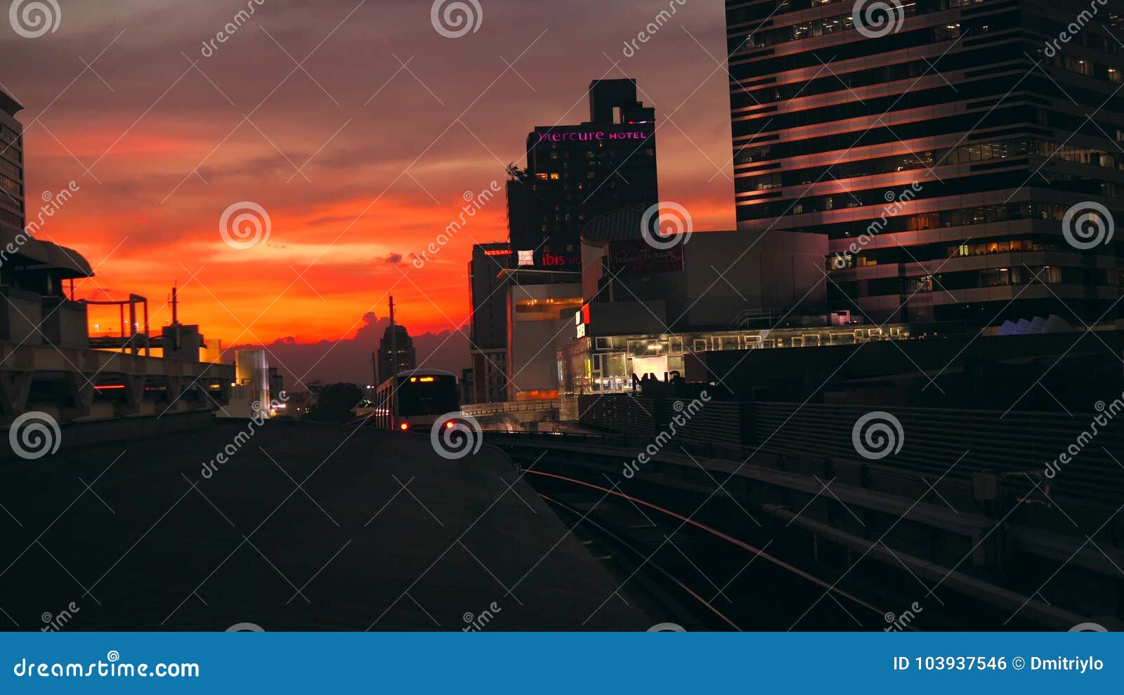 Bts地铁离开从驻地泰国与skyscrappers和美丽的日落天空的地铁在背景4k 影视素材 视频包括有铁路运输 公共